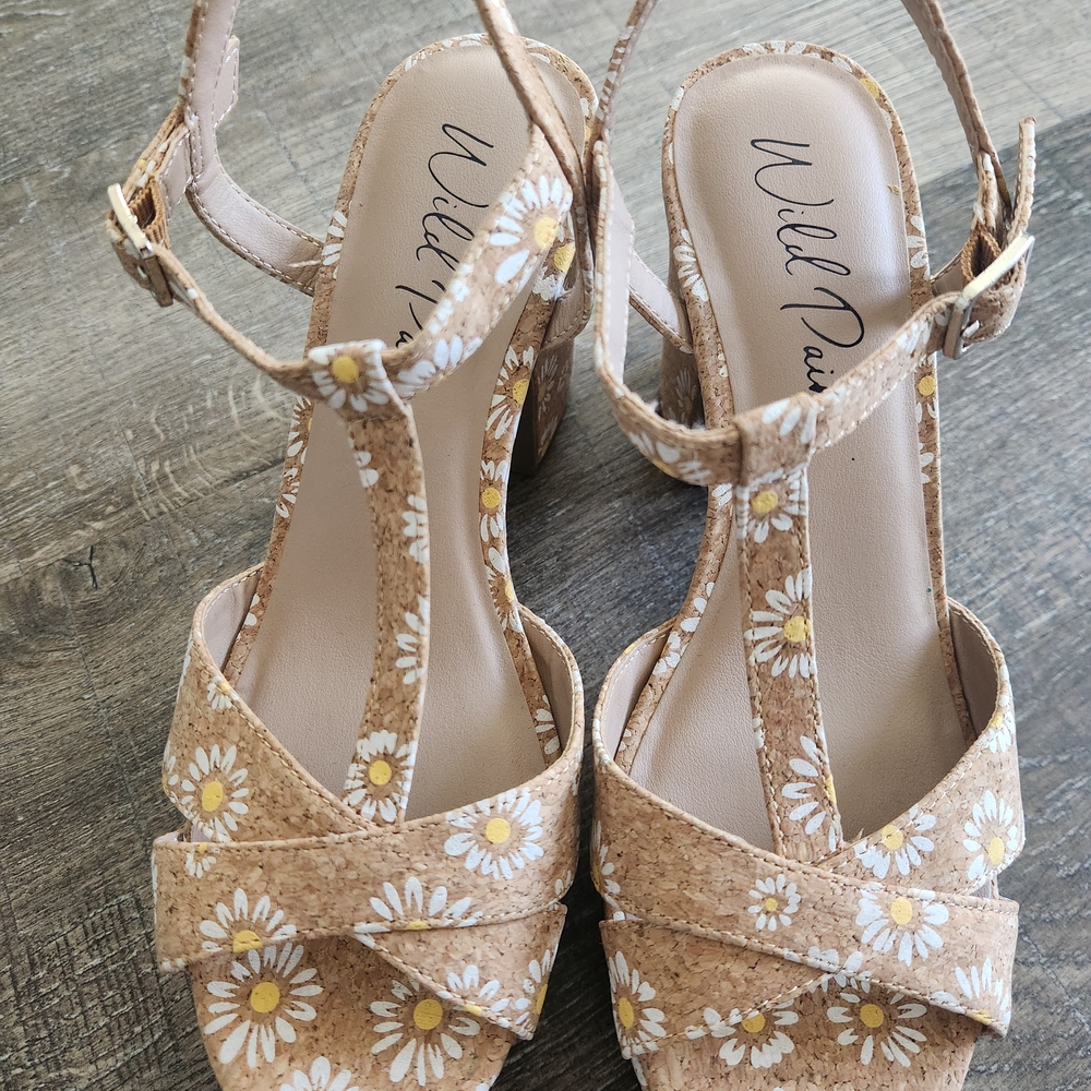 Wild Pair Women's Floral Tan Sandals